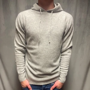 Kashmir/Merino hoodie - En ljusgrå Kashmir/Merino hoodie! Storlek M! Modellen är 177cm lång, passar längre! Skick 10/10, använd 1 gång! Hör av dig vid frågor!🌟