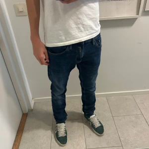 Mörkblå jeans från replay  - Säljer ett par mörkblå replay  jeans med snygg tvätt och snygga kontrastsömmar. Jeansen har en slim passform och är tillverkade i mjukt denimtyg som sitter skönt. 