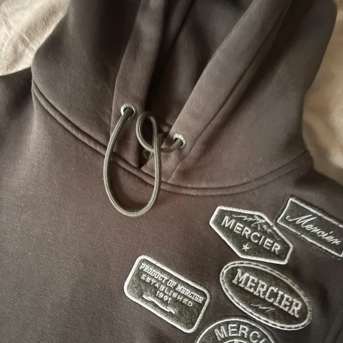 Svart hoodie från Mercier med patches - 1