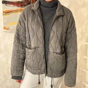 Grå jacka från Zara - Grå jacka från Zara i storlek L. Jag är 165 cm och jackan sitter normalt. Jackan har vågformat mönster, dragkedja framtill, två stora fickor. Den har en loose passform och är perfekt för kyligare dagar. SLUTSÅLD