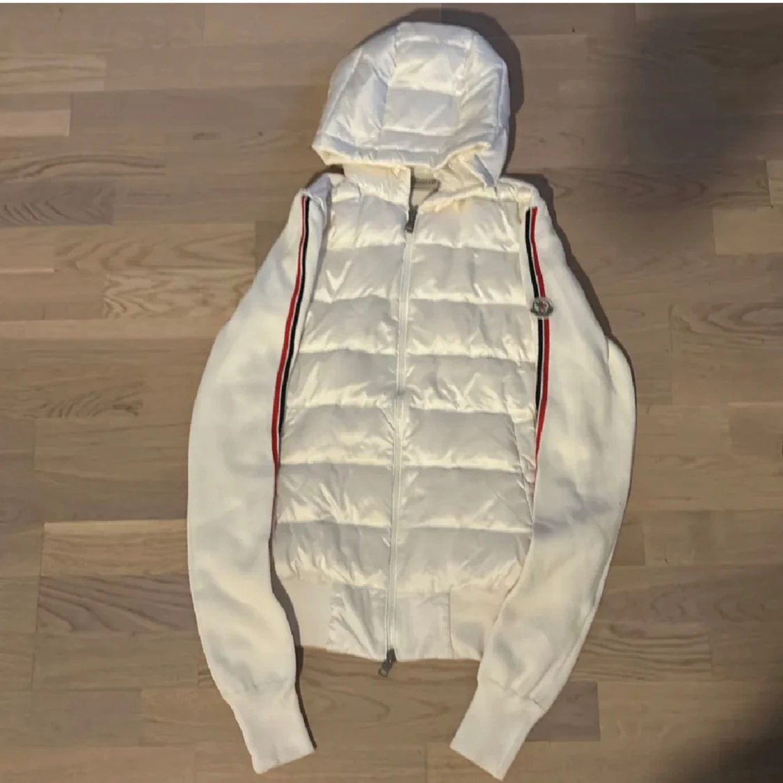 Vit Moncler dunjacka med huva