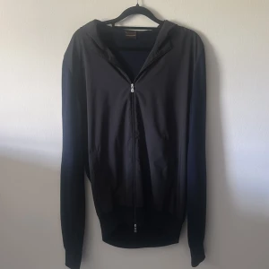 Rose & Born jacka - Säljer en fet Rose & Born jacka som passar snyggt nu till hösten för en clean look. Nypris runt 8000kr mitt pris 1500