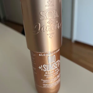 Sol de Janeiro Rio Sunset Glow Oil - Glow oil i nyansen Rio Sunset från Sol de Janeiro. Ger en skimrande, gyllene finish med translucent effekt för både kropp och ansikte. Kommer i en snygg bronsfärgad flaska med pump. Perfekt för att boosta glowet och highlighta huden. Använd endast en gång. Original pris 430kr. 🩷💕