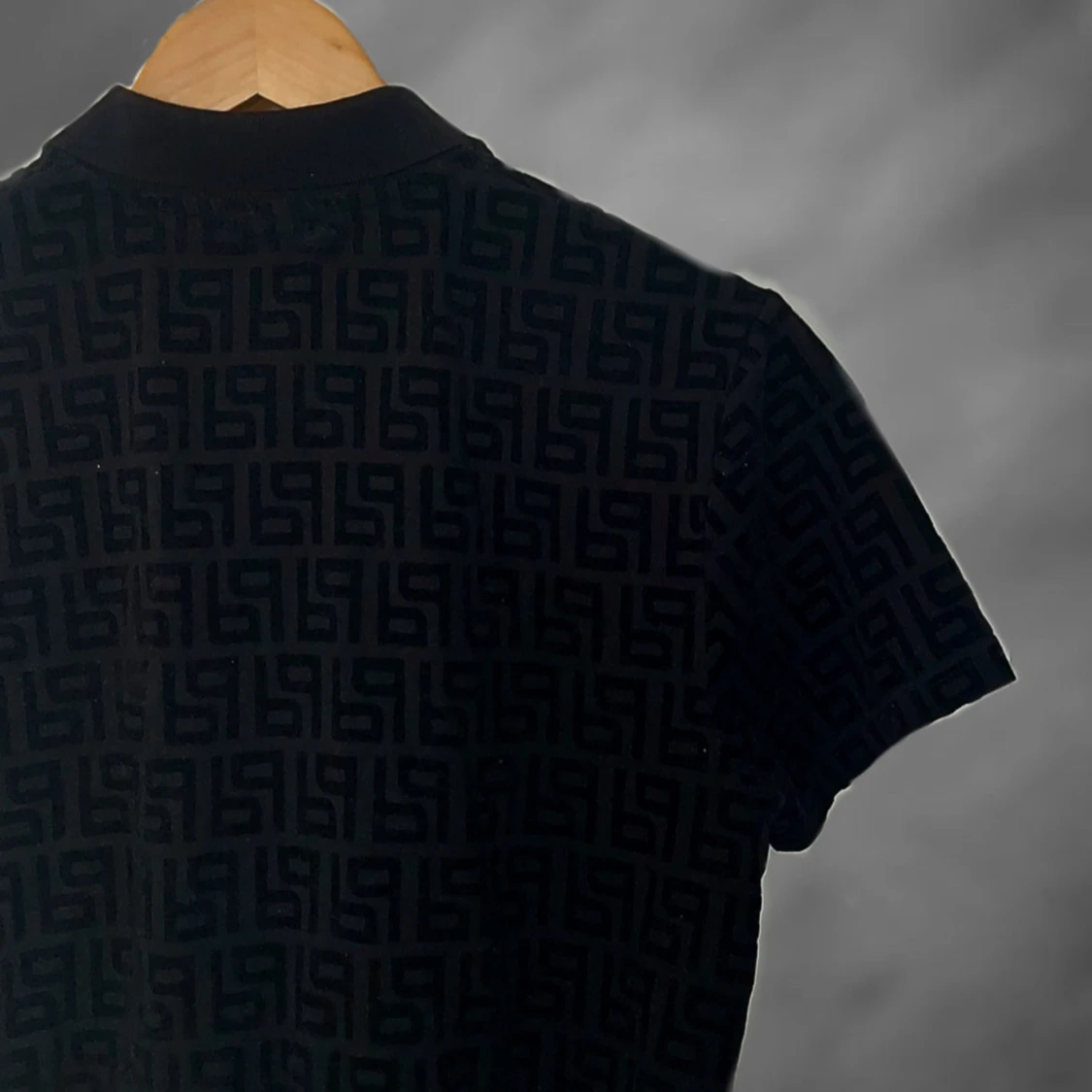 Svart mönstrad pikétröja från Siksilk - 2