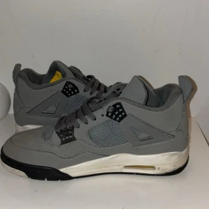 Nike Air Jordan 4 Cool Grey - Säljer mina jordan 4 cool grey , det här är en modell som passar till allt, både street och vardag, och är ett måste för dig som gillar sneakers. Riktigt sköna att gå i med Air-dämpning i hälen och snygga detaljer i chrome. Skorna är använda och endast smutsiga inget mer med det, inga skador på skorna utan endast smuts som går bort med våtservett , storlek 43 , först till kvarn som gäller!