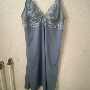 Ljusblå nattlinne/klänning  - Super gullig unik klänning med tusen möjligheter! Går att använda som nattlinne, klänning eller sy om till en utgångs topp! Så fina detaljer runt bysten, se sista bilden 💕⚡️Priset går att diskutera 