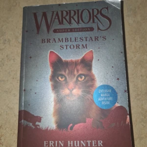 Warriors Super Edition: Bramblestar's Storm - Följ med in i Warrior Cats-världen! Denna Super Edition bjuder på ett episkt äventyr med Bramblestar och hans klan. Perfekt för dig som gillar spänning, katter och manga – här finns en exklusiv manga-berättelse inuti! En bok för unga som älskar äventyr och djur. 