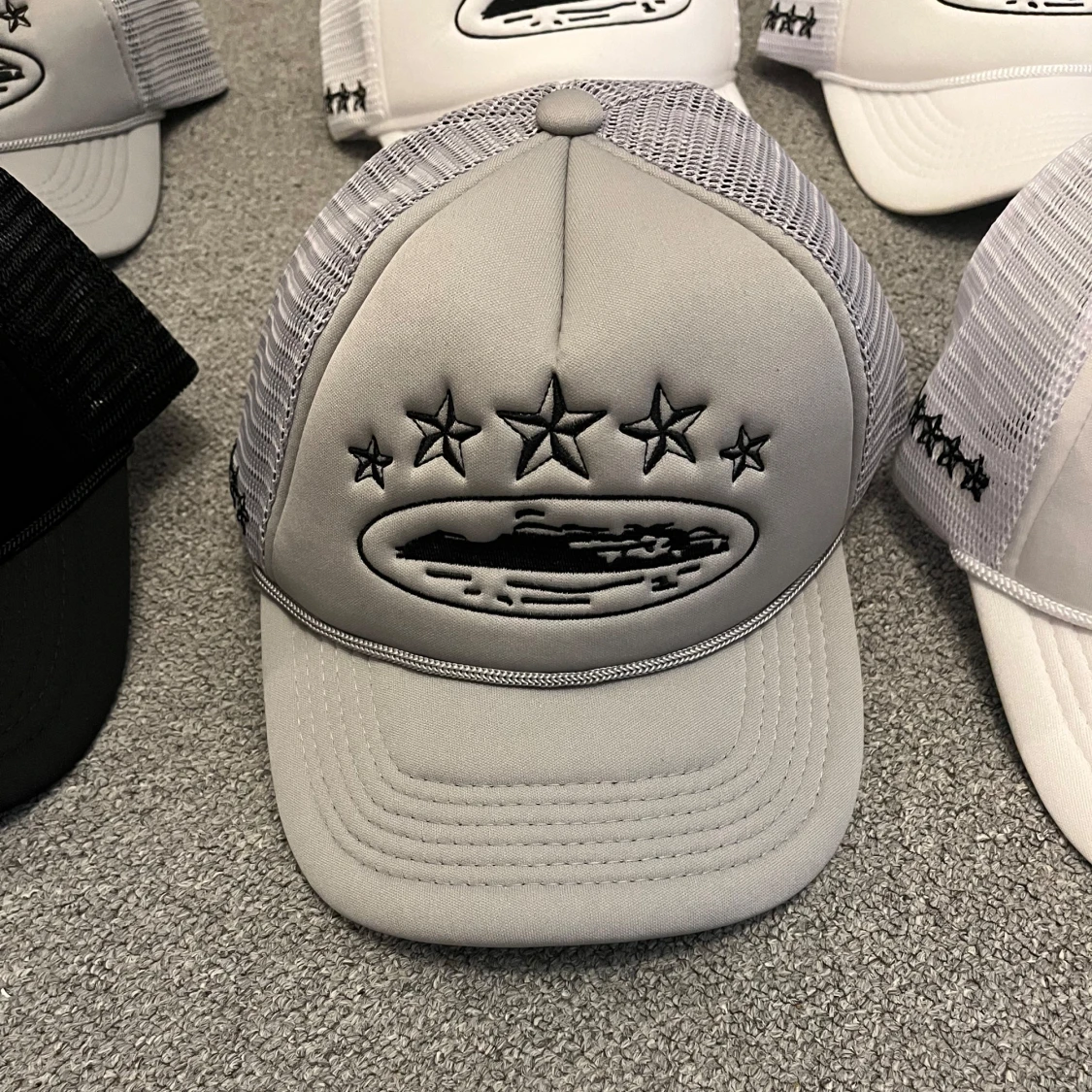 Truckerkeps med stjärnor och broderi - 1