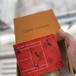 plånbok med tennis print - Ny plånbok med tennis print, riktigt snygg och väldigt unik!  vid frågor är deetbara att skriva:) 