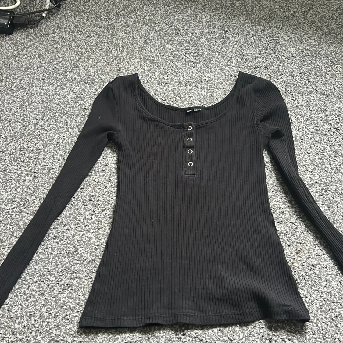 Svart ribbad långärmad topp med knappar