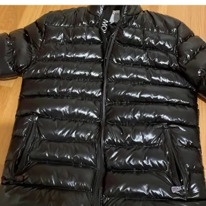 Svart pufferjacka från Moncler - Säljer min Moncler jacka i storlek M. Jackan är i fint skick och väldigt varm, perfekt för höst och vinter. Anledningen till försäljningen är att den inte längre passar mig.                                                              Vi kan diskutera priset skriv gärna till mig!!!!
