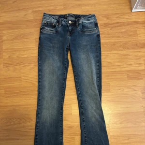 LTB VALERIE JEANS - Ltb valerie jeans i mörkblå, storlek 25/32. Säljer pga att dem är för små för mig, aldrig använda, köpta för 800💗