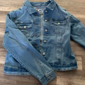 Ljusblå jeansjacka från Denimland - Säljer min jeansjacka i storlek S som aldrig kommit till användning. 