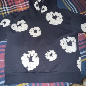 Denim tears Navy blue  - Navy blue Denim tears hoodie i bra skick den är stl: S men passar även som M. Om du har några funderingar så är det bara att skicka iväg ett pling. (Priset kan absolut diskuteras) Möts upp i Gbg.