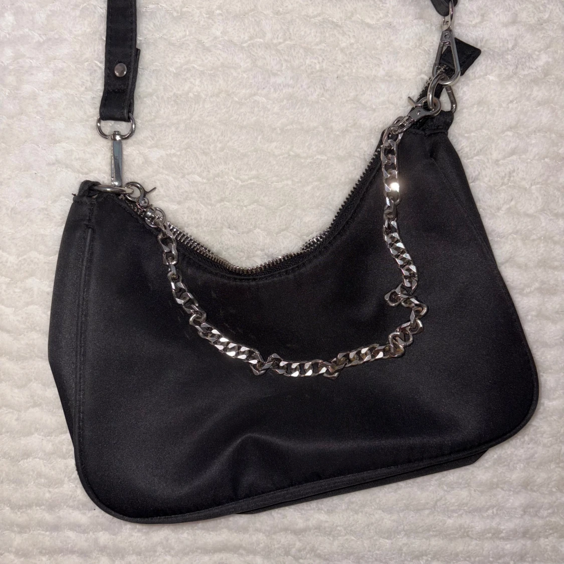 Svart axelväska med kedjedetalj - 1