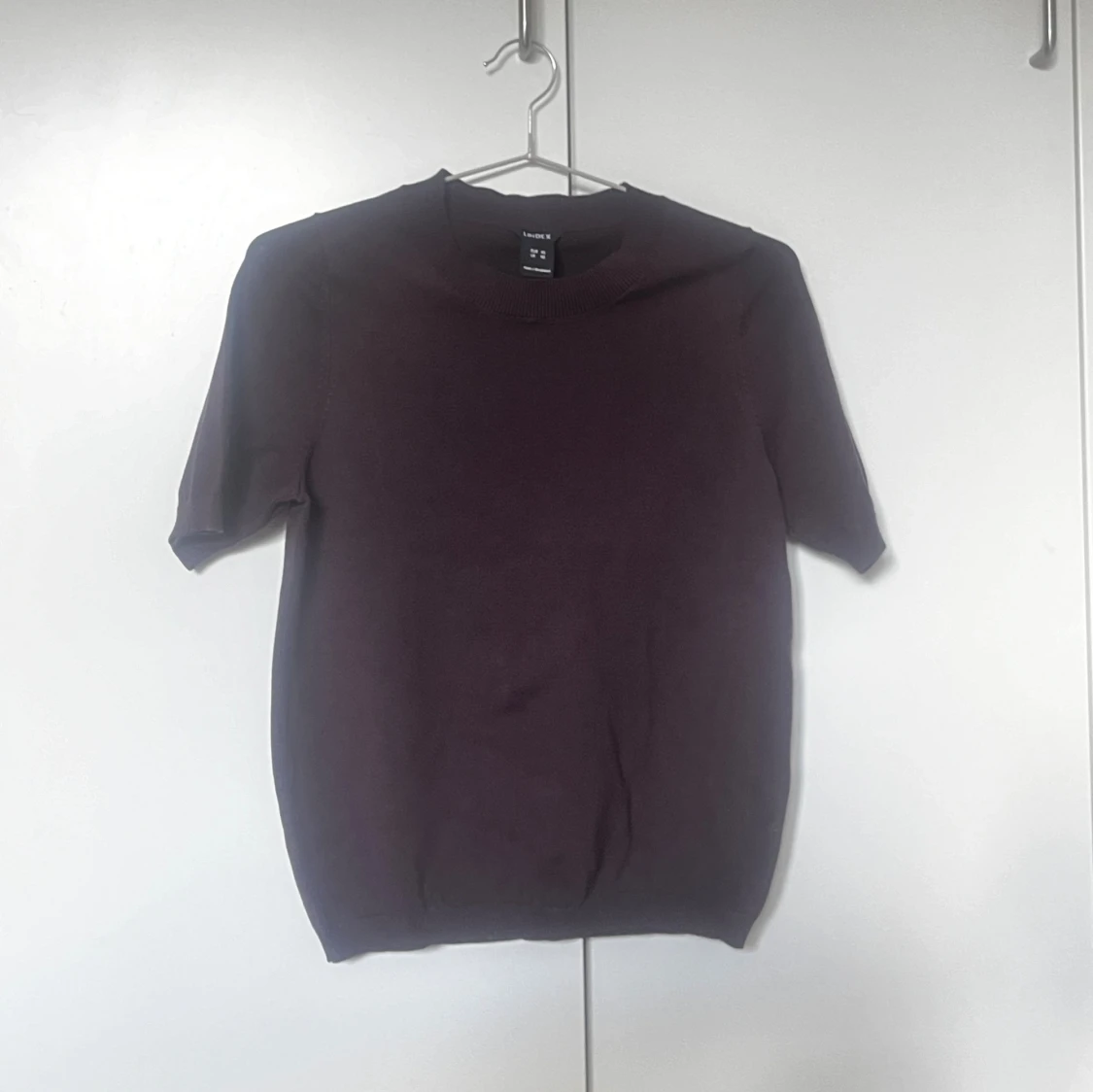 Vinröd stickad tröja