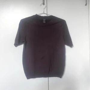 Vinröd stickad tröja  - Ny med prislapp kvar. Vinröd tröja från Lindex 