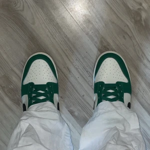 Gröna Nike air forces  - Säljer mina gröna Nike air forces. Storlek 44