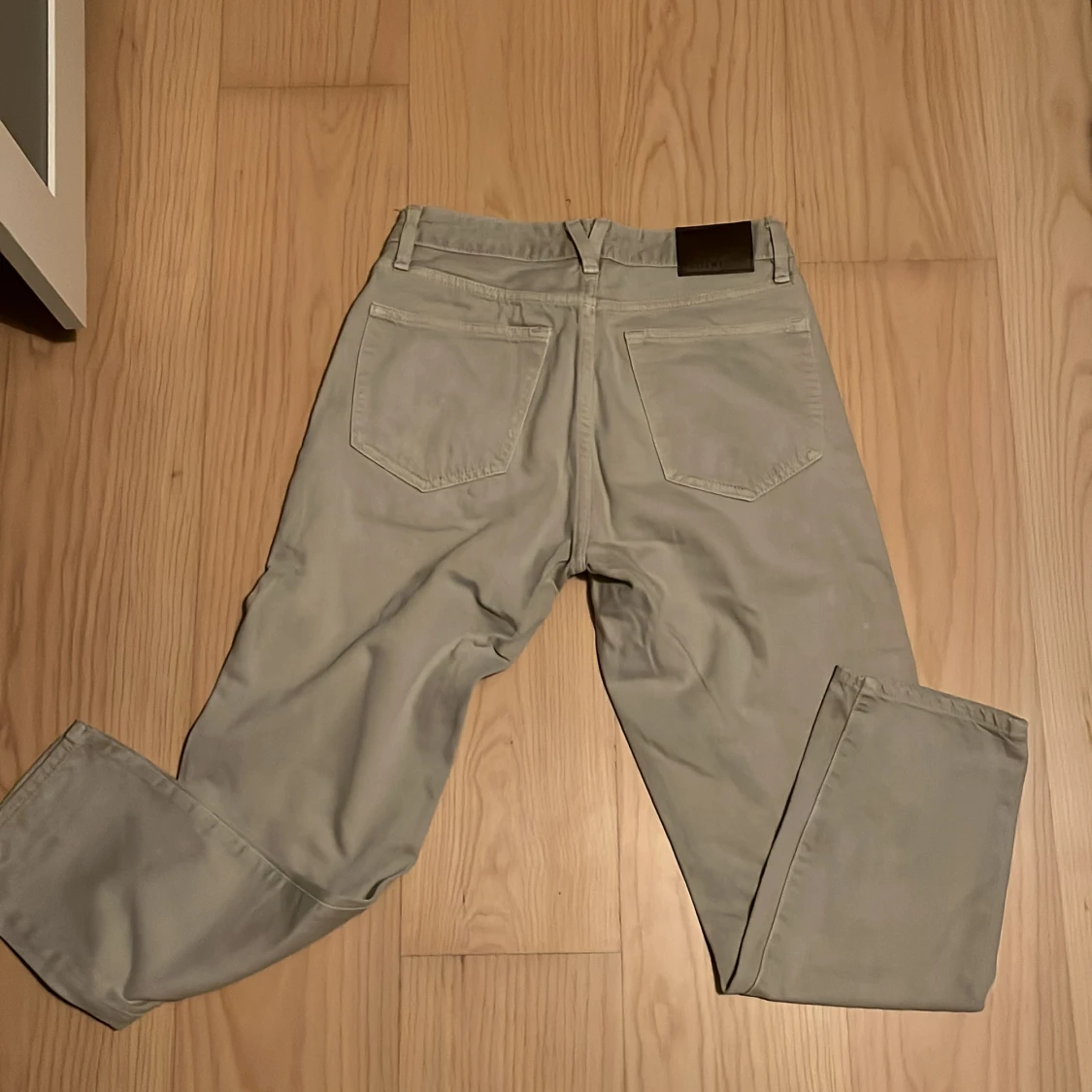 Beige raka jeansbyxor - 2