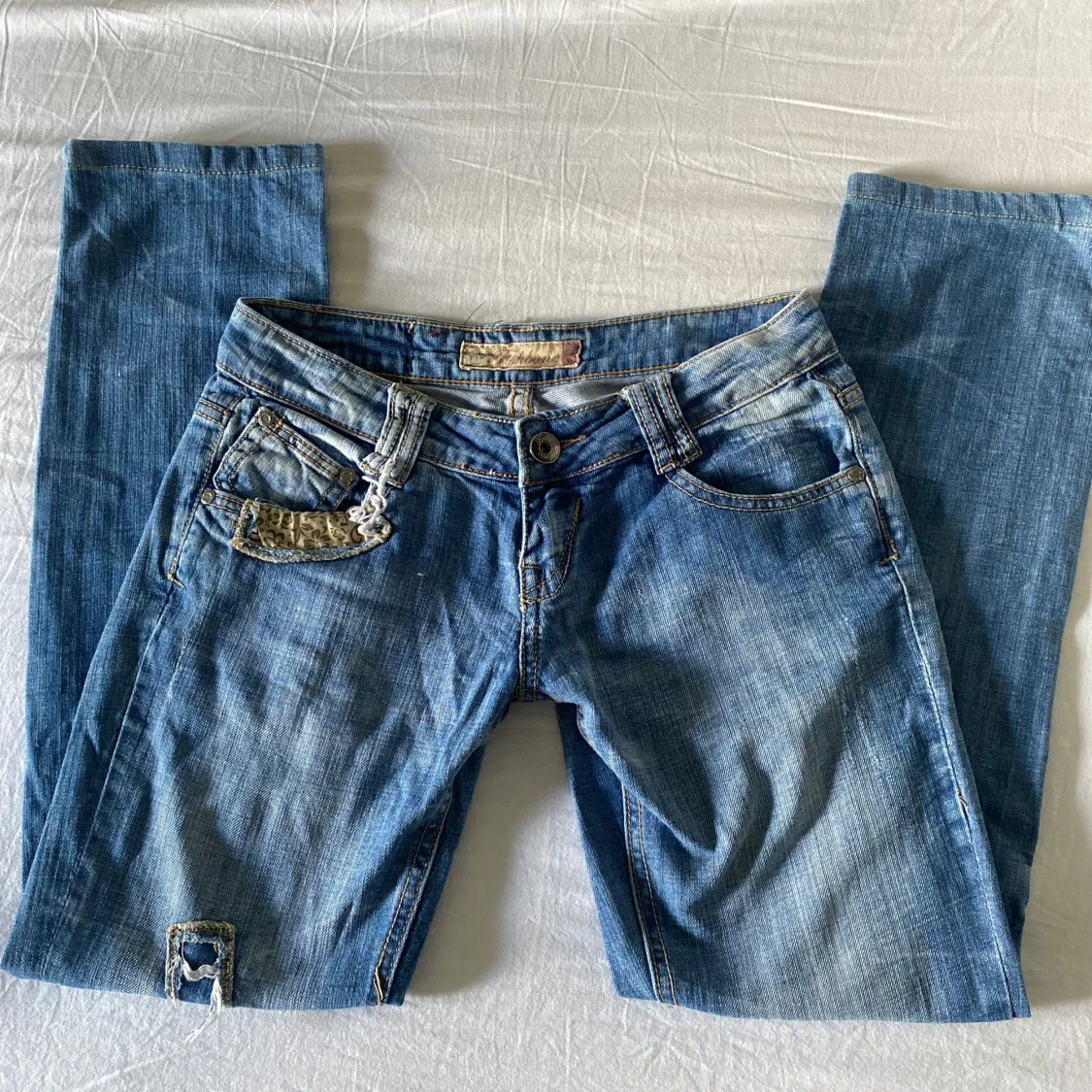 Blå jeans från Fishbone med slitningar