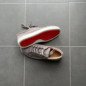 christian louboutin skor - Tja, säljer dessa feta skor. Köpte dem för 1 månad sen och har inte använt dem. Skorna är helt nya och allt og medföljer:          ✅Dustbag, kvitto och mera. Det är bara och fråga om du har en fundering.