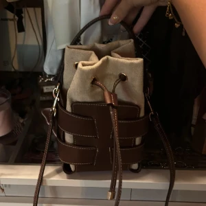 Hm väska  - Sjukt populär och snygg hm väska❣️helt slutsåld och eftertraktad❣️❣️kolla min Vinted om ni vill ha billigare för Plick drar bort pengar så sätter därför dyrare här!!