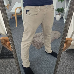 Replay Jeans - Replay Jeans I storlek 33, känns dock som 32:or. Är i mycket bra skick och är av gjorde i det dyrare hyperflex materialet. Skriv vid minsta lilla fundering! ❤️‍🔥