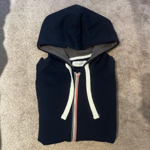 Blå hoodie - Säljer en helt ny, oanvänd mörkblå pier one hoodie med riktigt snygg design. Hoodien är i storlek S.