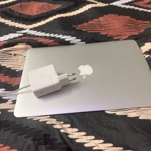 MacBook Air 13-inch (Early 2014) - Säljer en MacBook Air 13-tum (Early 2014) med 1.4 GHz Intel Core i5, 4 GB RAM och 128 GB SSD. Levereras med original laddare. Datorn är i gott skick med endast mindre ytliga repor. macOS Big Sur är installerat och allt fungerar som det ska.