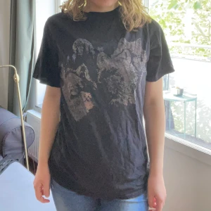 Varg- t-shirt🔥 - Cool svart t-shirt med tryck av två vargar på bröstet. T-shirten har korta ärmar och rund halsringning. Materialet är mjukt bomullstyg och passformen är normal. Perfekt för dig som gillar djurmotiv och en avslappnad stil.