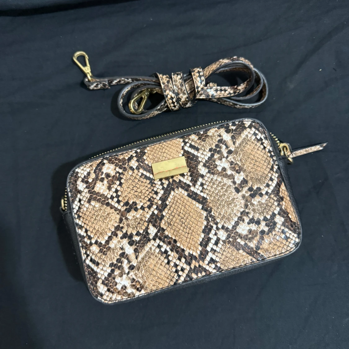 Axelväska i ormmönstrat skinn från Charles & Keith