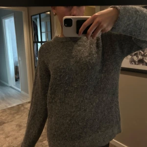Stickad tröja - Mysig grå stickad tröja från H&M i ull- och alpackablandning. Den är i storlek XS men passar även mig som vanligtvis har M i stickade tröjor! Nypris 699