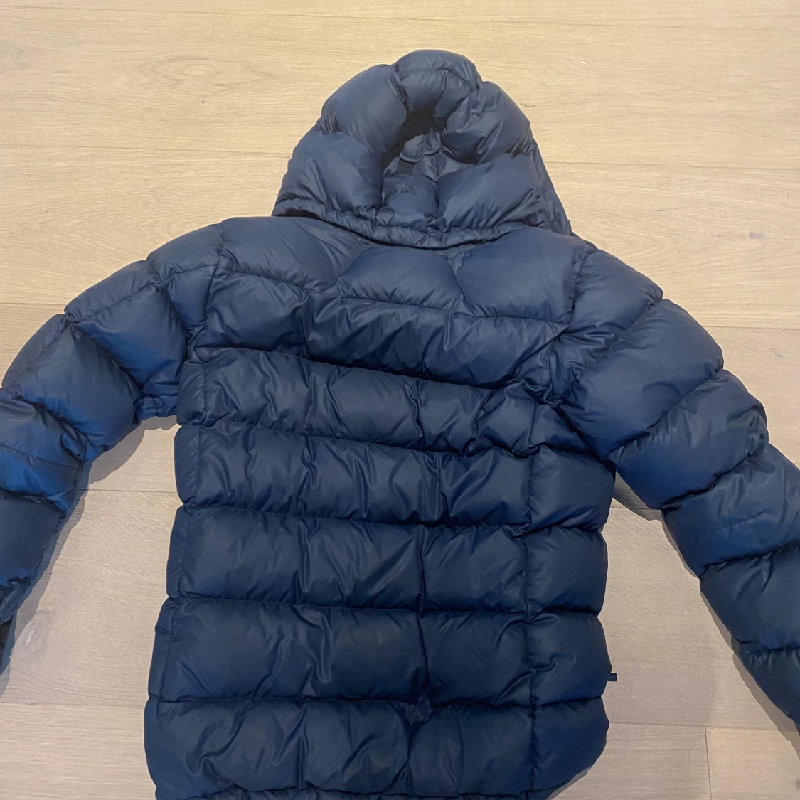 Mörkblå Peak Performance dunjacka - 1