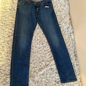 Blå jeans från Lee - Säljer ett par klassiska blå jeans från Lee. Jensen har  Lee-logga på knappen.  Har använt två gånger så bra skick och såklart kvalitet. Storlek W 30 L 32