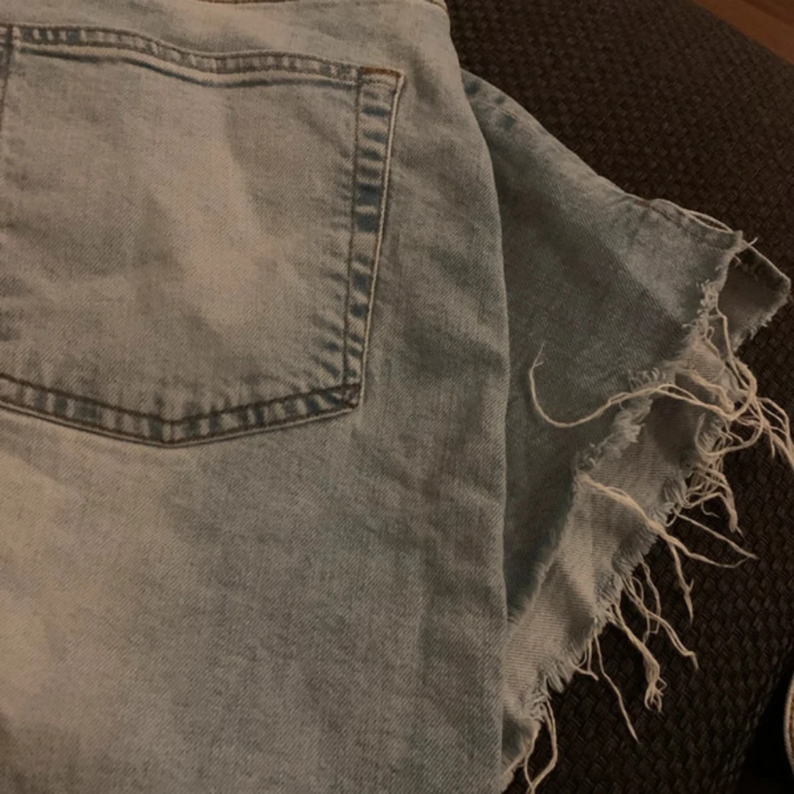 Ljusblå jeanskjol med fransig kant - 2