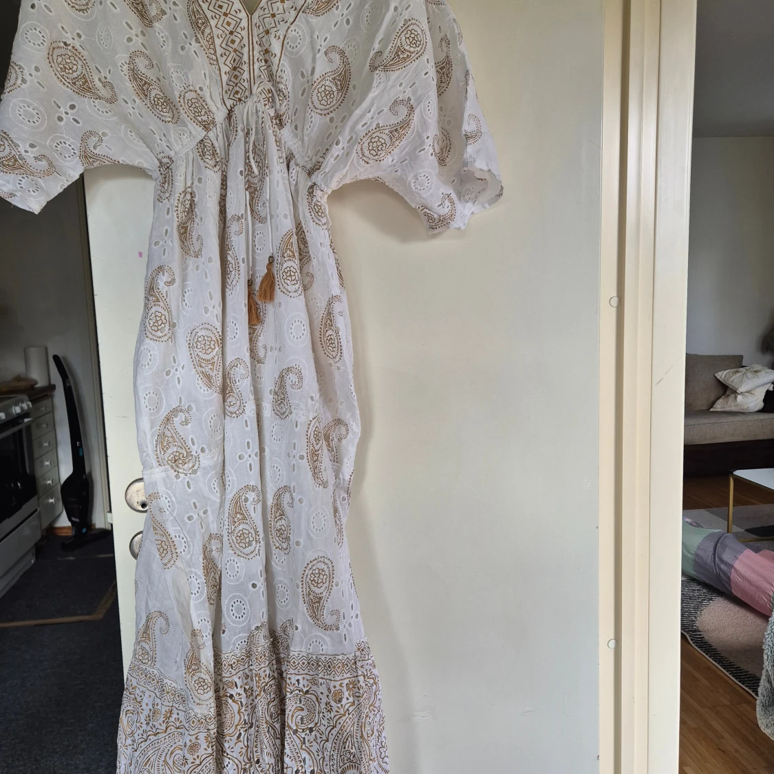 Vit långklänning med paisleymönster