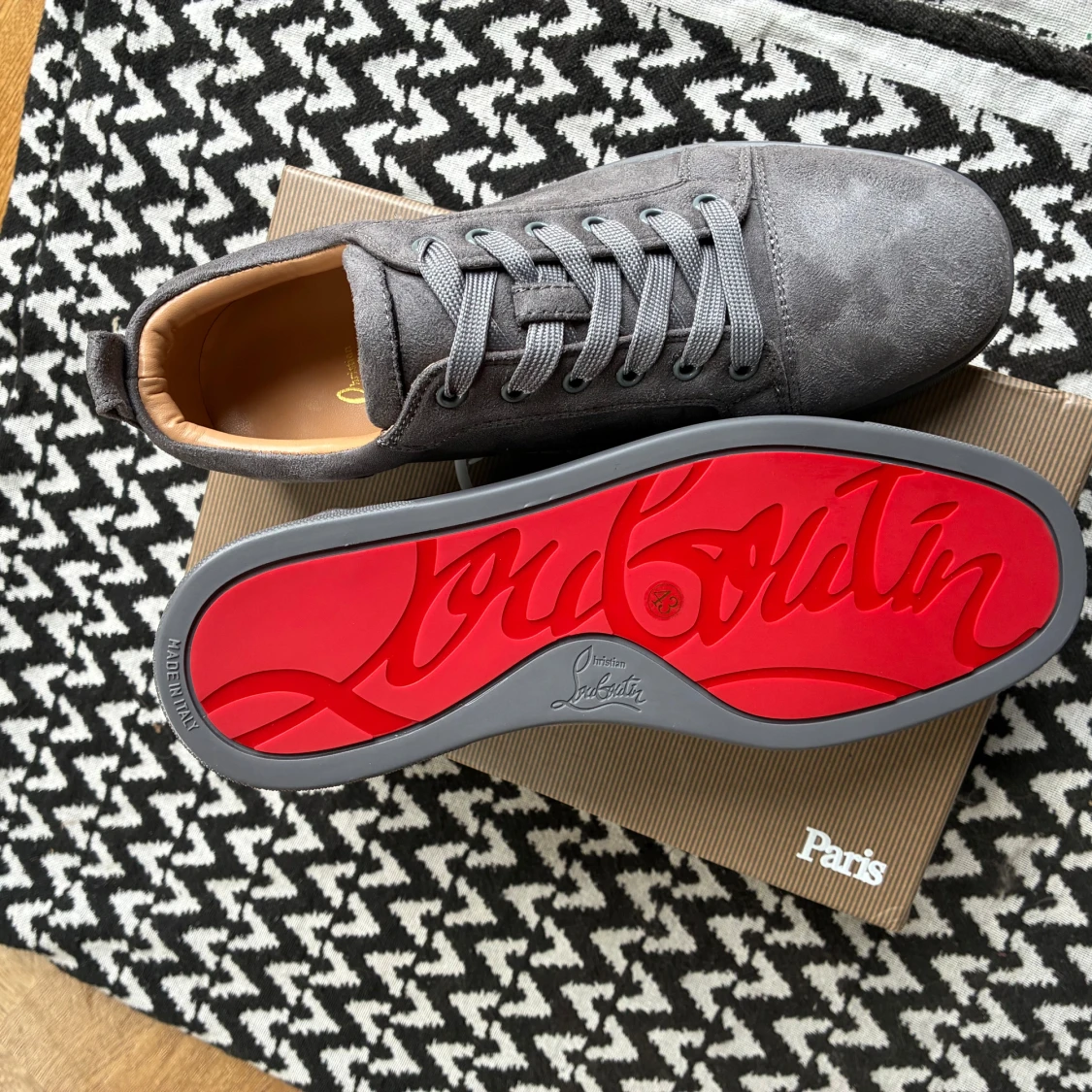 Grå mockasneakers från Louboutin - 1