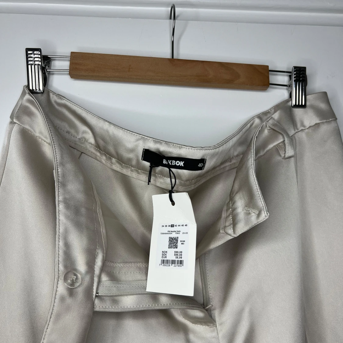 Champagnefärgade kostymbyxor BikBok (M/L - 3