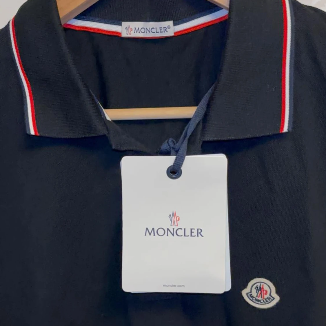 Svart  pikétröja med logga - 3