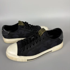 Valentino Skor  - Ett par valentino skor i en sjukt snygg och unik converse modell! Storlek 42 kan även passa större. Hör av er vid frågor!