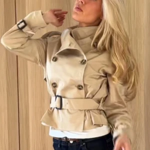 Beige trenchcoat med bälte & knappar - Trenchcoat från hm köpt i våras och knappt använd!! helt slutsåld!! 🩷🩷❣️