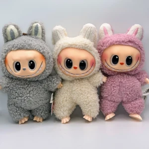 3st Lafufu med kartong & foliepåse - 3st gulliga Lafufu Exciting Macaron med kartonger och foliepåsarna Alla har ett band med en guldfärgad metall nyckelring, vridbart huvud, händer och fötter Höjd ca 17cm Alla Lafufu är i jättefint skick Kartong & påse är dock öppnade