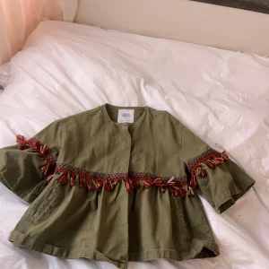 Zara grön jacka  - Säljer min super fina Zara jacka pga att jag inte änvänder den, helt slutsåld och väldigt eftertraktad, storlek xs🥰priset är skjälvklart diskuterbart 