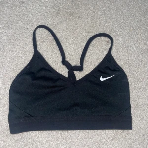 Sport BH NIKE - Svart sport bh ifrån nike i storlek XS!💕 Den är i fint skick men finns några små tecken på användning. Den har inga inlägg men jag kan lösa det ifall det önskas!☺️ Skriv gärna om du funderar över något🥰