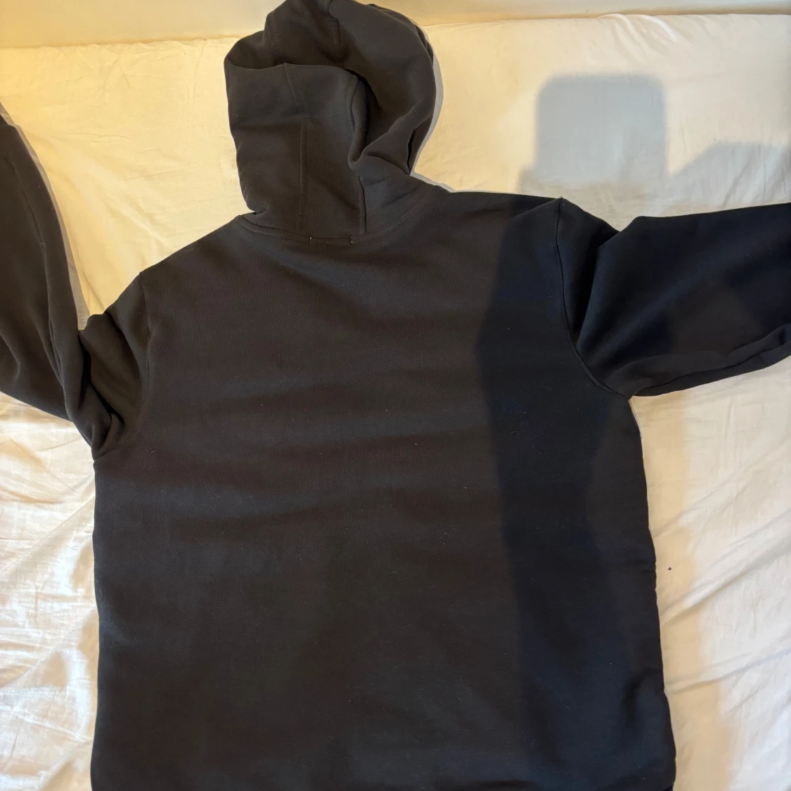 Svart pufferjacka med huva från Moncler - 1