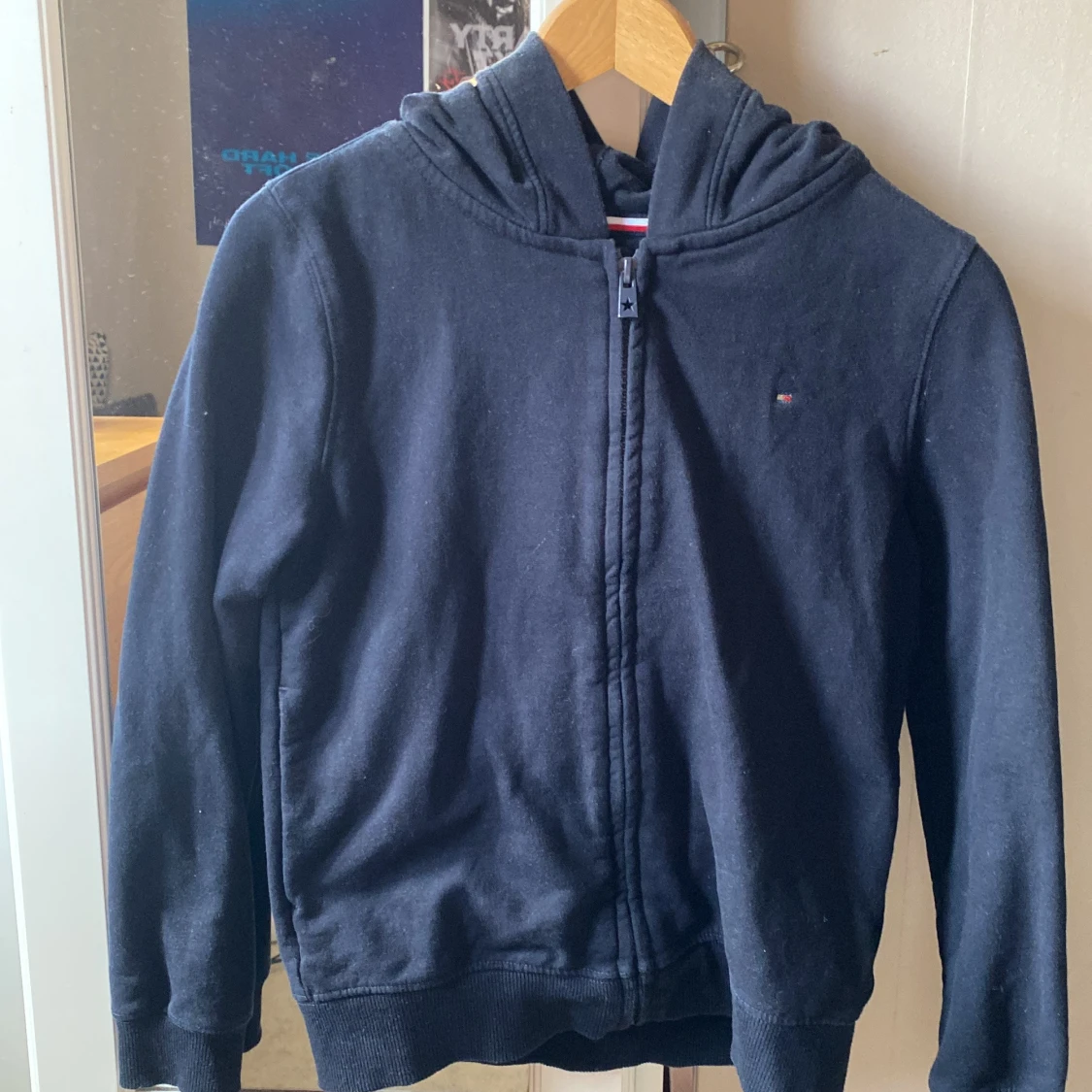 Svart hoodie från Tommy Hilfiger