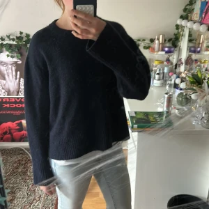 Mörkblå stickad tröja Gina Tricot - Mysig mörkblå stickad tröja från Gina Tricot i storlek 158/164. Tröjan har en enkel, rak passform med långa ärmar och ribbade muddar vid ärmslut och nederkant. Perfekt för kyliga dagar och enkel att matcha med jeans eller kjol.