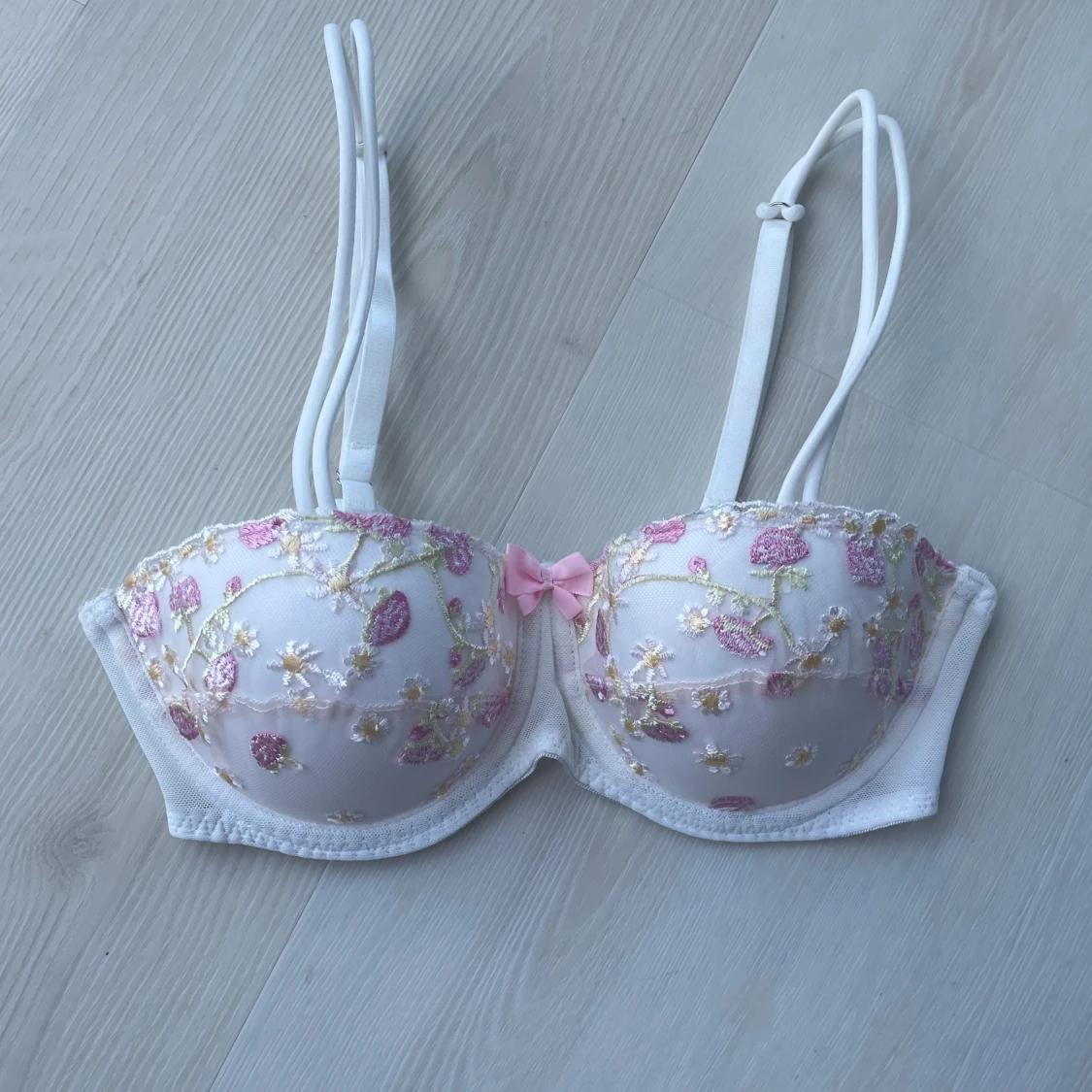 Vit blommig bandeau topp med broderi