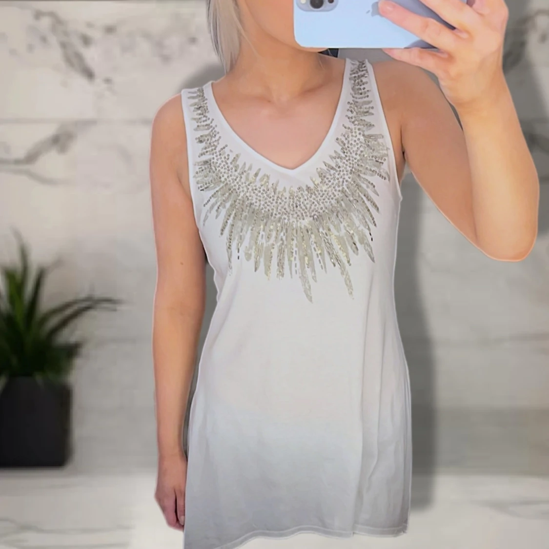 Vit kort ärmlös klänning med paljetter