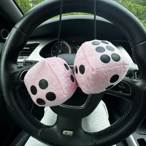 rosa bil tärningar - helt nya rosa tärningar till bilen. Köpte igår men väljer att säljer för dom inte passa så bra i min bil💕